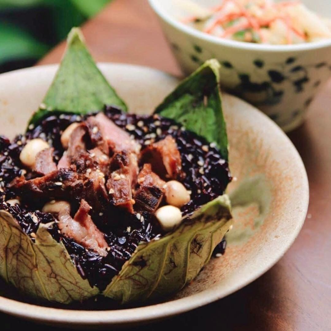 Cơm gạo lứt lá sen nhân dẻ sườn bò Úc nấu chậm — món signature SENTE
