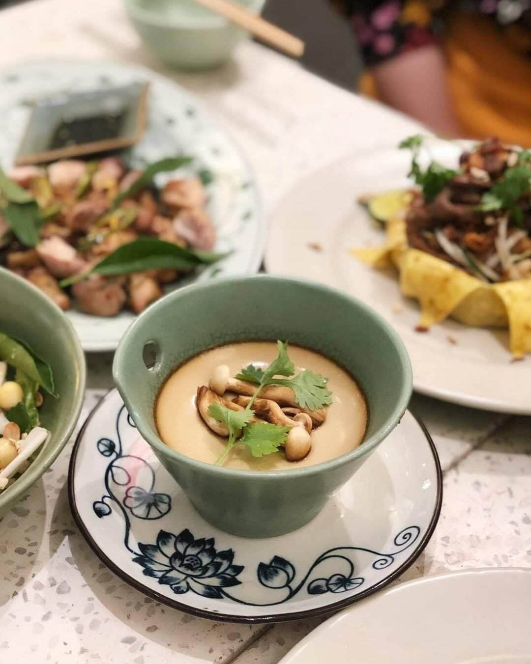Đậu hũ chiên xốt hạt sen và ớt xanh muối