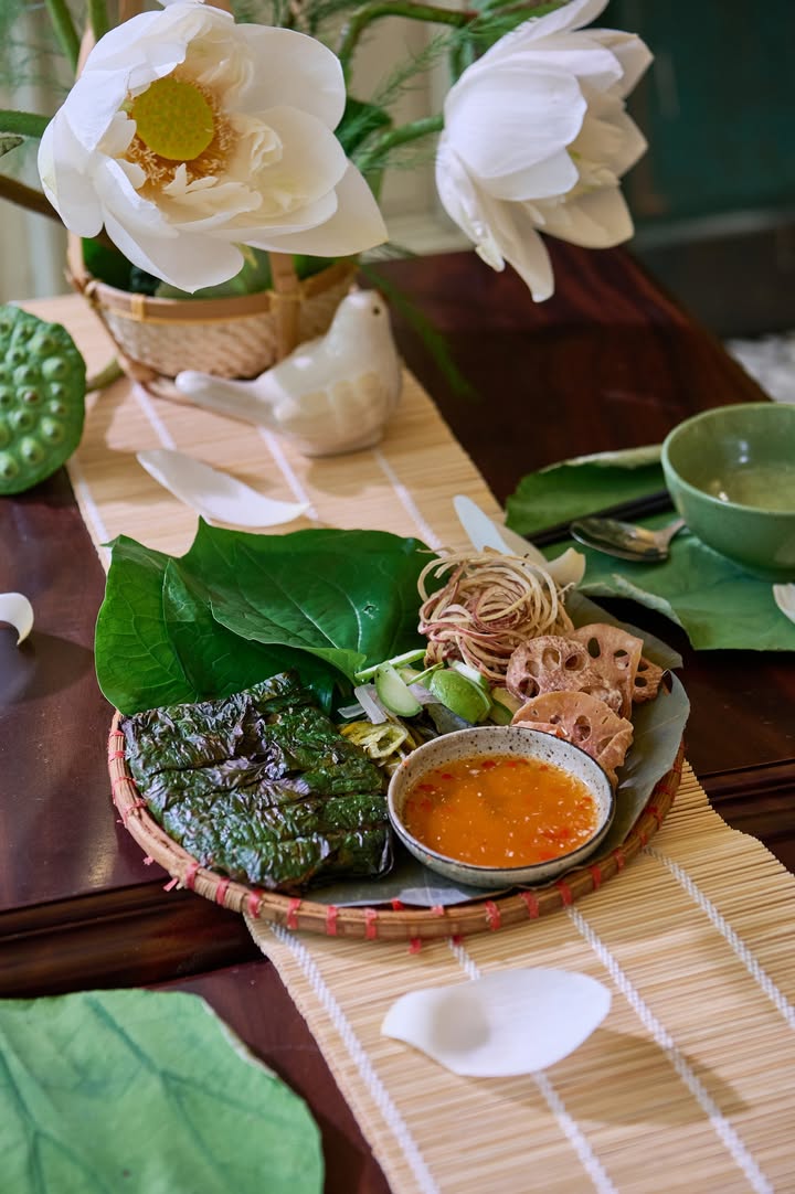 Chả ốc cuốn lá lốt: món ăn nhẹ lành cho ngày mưa hạ