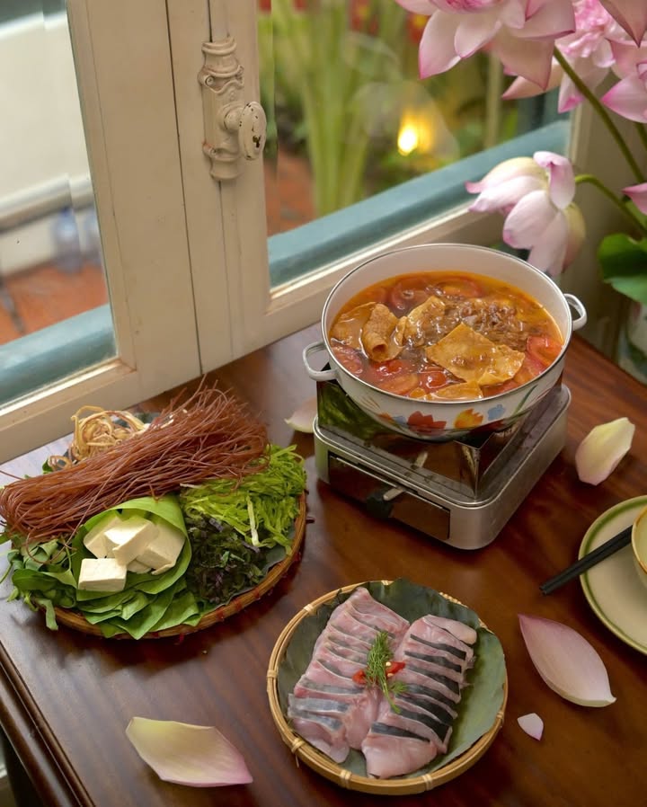 Lẩu riêu cua cá lăng: cách thưởng thức nhẹ thanh cho mưa hè tháng 7