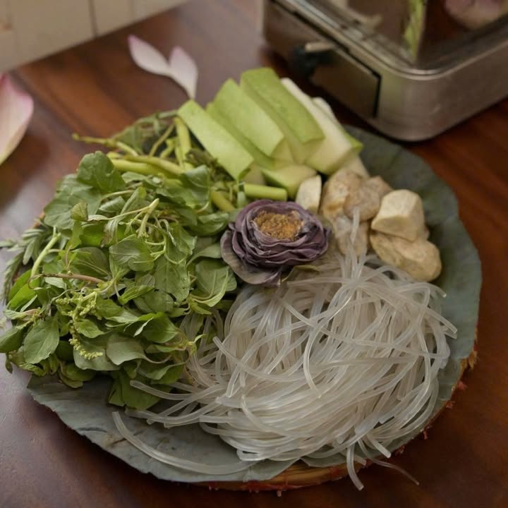 Lẩu sườn sữa sen: vị sen thanh ngọt giữa ngày mưa Hà Nội — ảnh 5