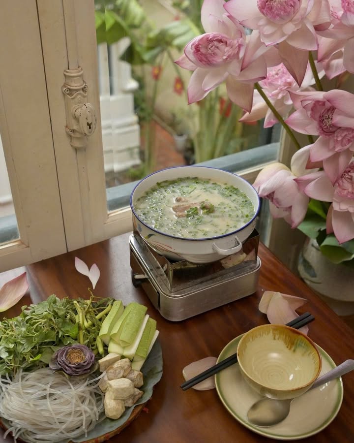 Lẩu sườn sữa sen: vị sen thanh ngọt giữa ngày mưa Hà Nội
