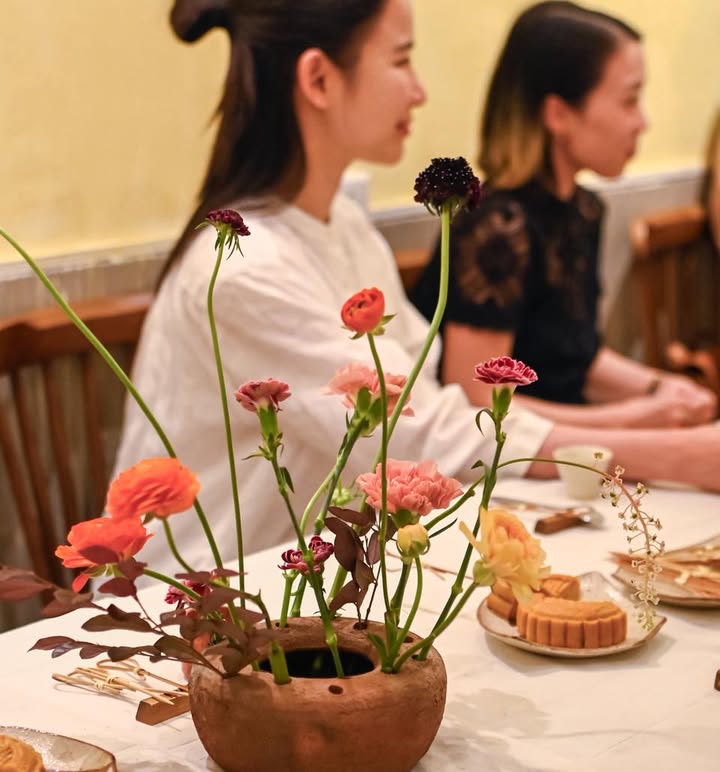 Vị thu: Bánh Trung Thu, trà thơm và thức quà mùa thu bên bàn trà