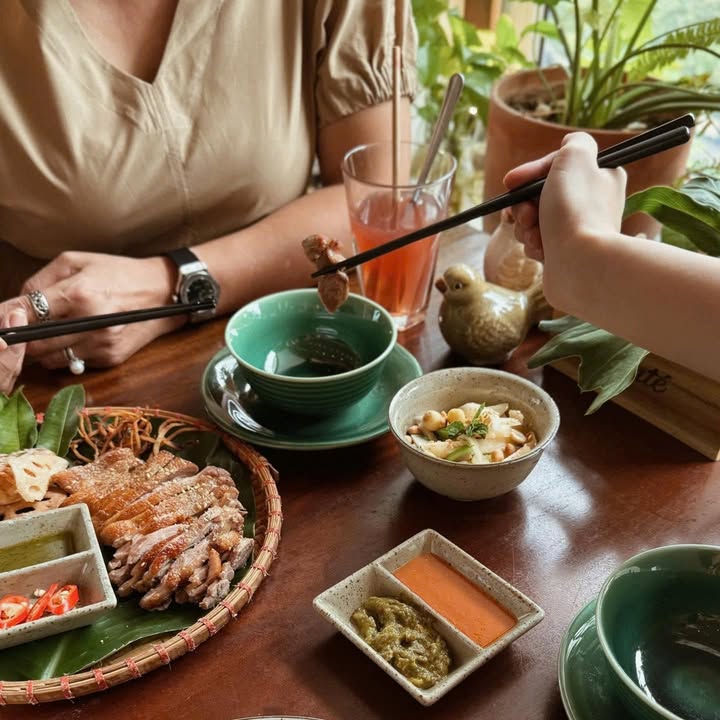 Ngày mưa và chốn cũ: Sự dịu dàng cuối tuần tại Senté