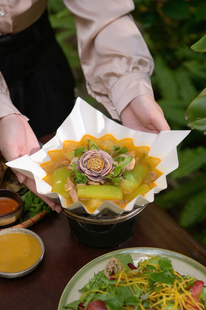 Canh giấy vịt hầm củ sen và quả bầu: vị xưa cho ngày se lạnh