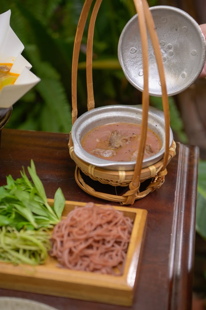 Sáng tạo trên nền vị xưa: Bò Wagyu nhúng mẻ & bún gạo lứt