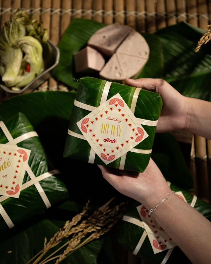 Senté mở đặt trước bánh chưng gạo lứt và Séng Cù cho mùa Tết