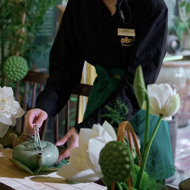 Mâm cơm ngày nắng về và hương sen chớm nở