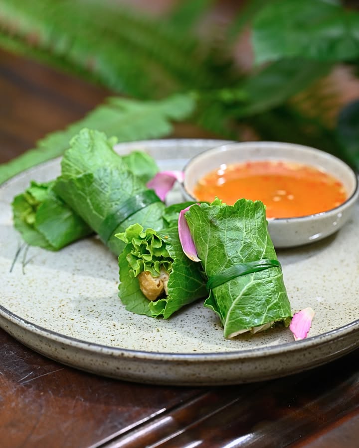 Hương xanh mùa hạ: Cải mèo cuốn đậu phụ, củ sen và củ hũ dừa