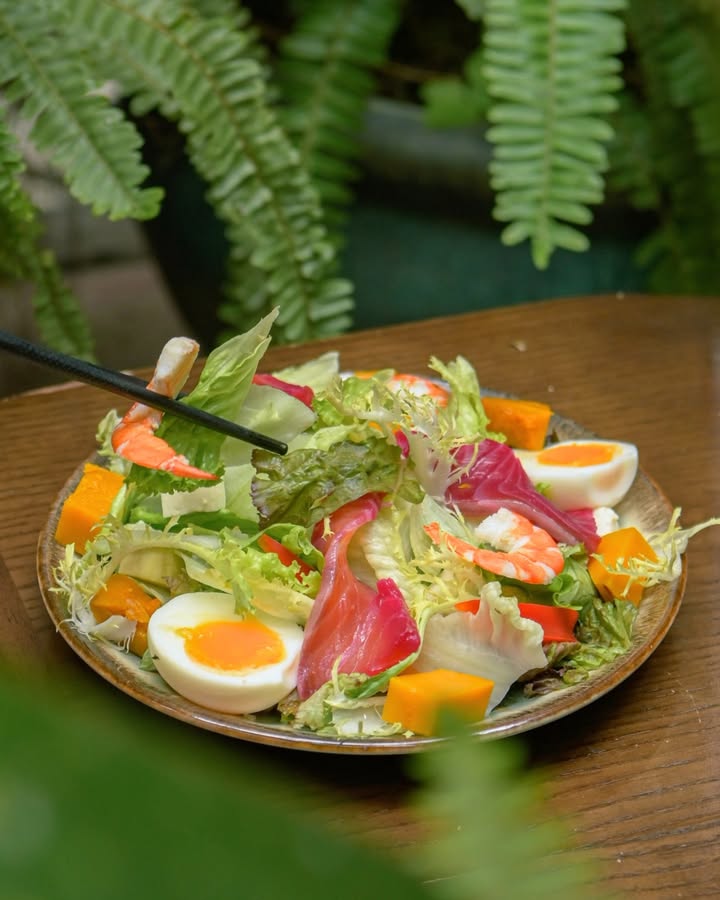 Mang cả vườn xanh mùa hè lên đĩa salad cá hồi, tôm