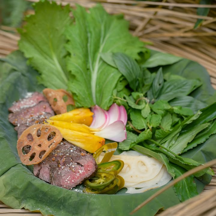 Diềm bụng bò Angus nướng muối tiêu với rau mùa hạ và xốt mắm me tại Senté