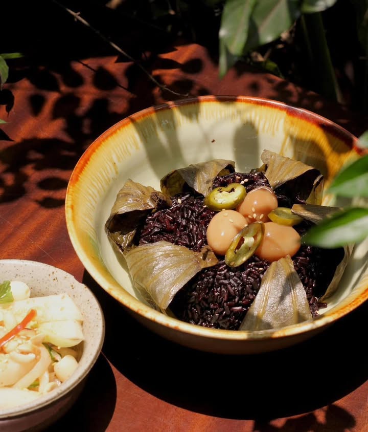 Cơm gạo lứt sườn bò bọc lá sen: nhã vị giản dị mà kì công