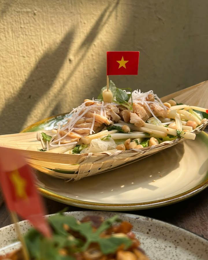 Senté kết nối hũ dừa miền Tây và ngó sen xứ Bắc trong món gỏi giao hòa