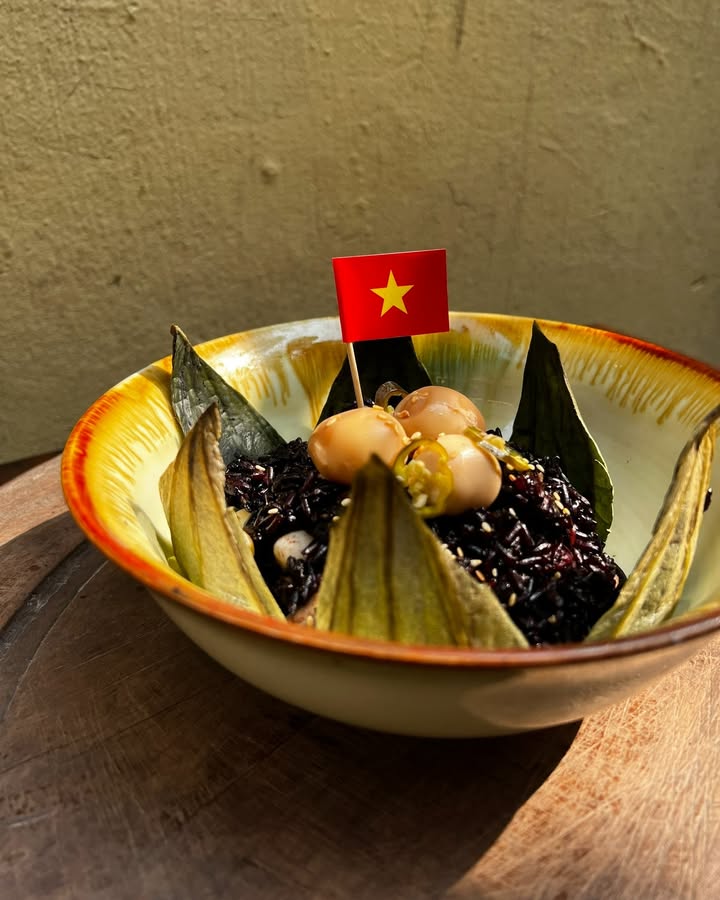Cơm gạo lứt lá sen nhân dẻ sườn bò nấu chậm gói trọn tinh thần đất Việt
