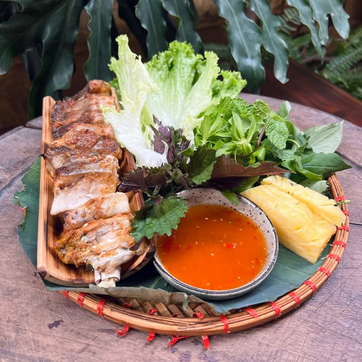 Mẹt cá lăng nướng và miến khoai lang trộn trong thực đơn hè thanh mát của Senté