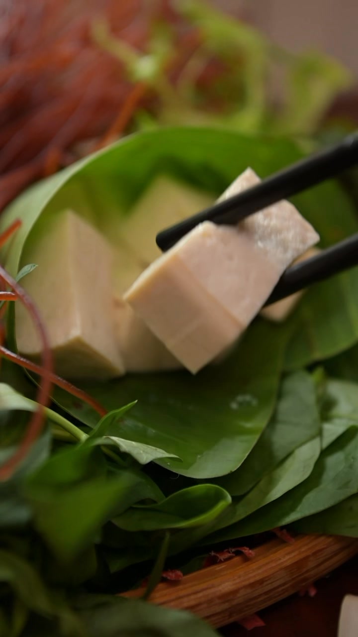Lẩu riêu cua đồng cá lăng trên bếp nhỏ ngày mưa Hà Nội